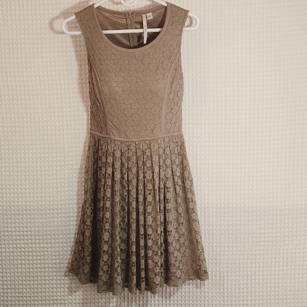 LC Lauren Conrad Dress  Ladies Size 8 beige lace stretch knit‎ fit&flare Lined